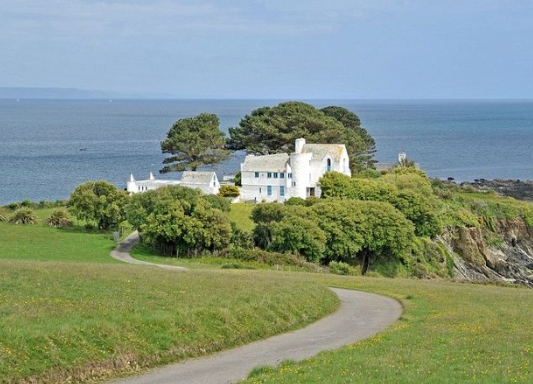 Read more about the article Interior Rumah Mewah Tepi Laut dengan Pantai Pribadi Ini Dijual £4 Juta