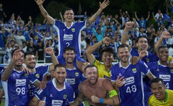 Read more about the article Persib Bandung Kuasai Paruh Musim BRI Super League, Eliano Reijnders Ingatkan Tim Tetap Fokus