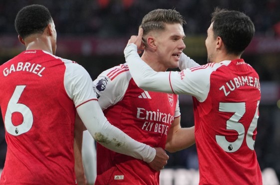 Read more about the article Meriam London Mengamuk! Gyökeres Antar Arsenal Taklukkan Sunderland